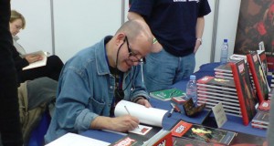 Mignola signeert. Foto: Michael Minneboo.