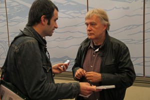 Minneboo in gesprek met Hec Leemans (rechts). Foto copyright Daniel Fouss. 